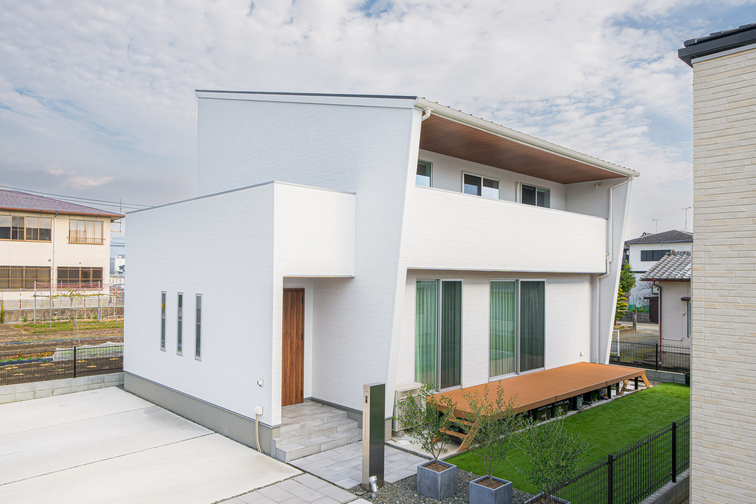 一階完結型の注文住宅。白い外壁が特徴的。