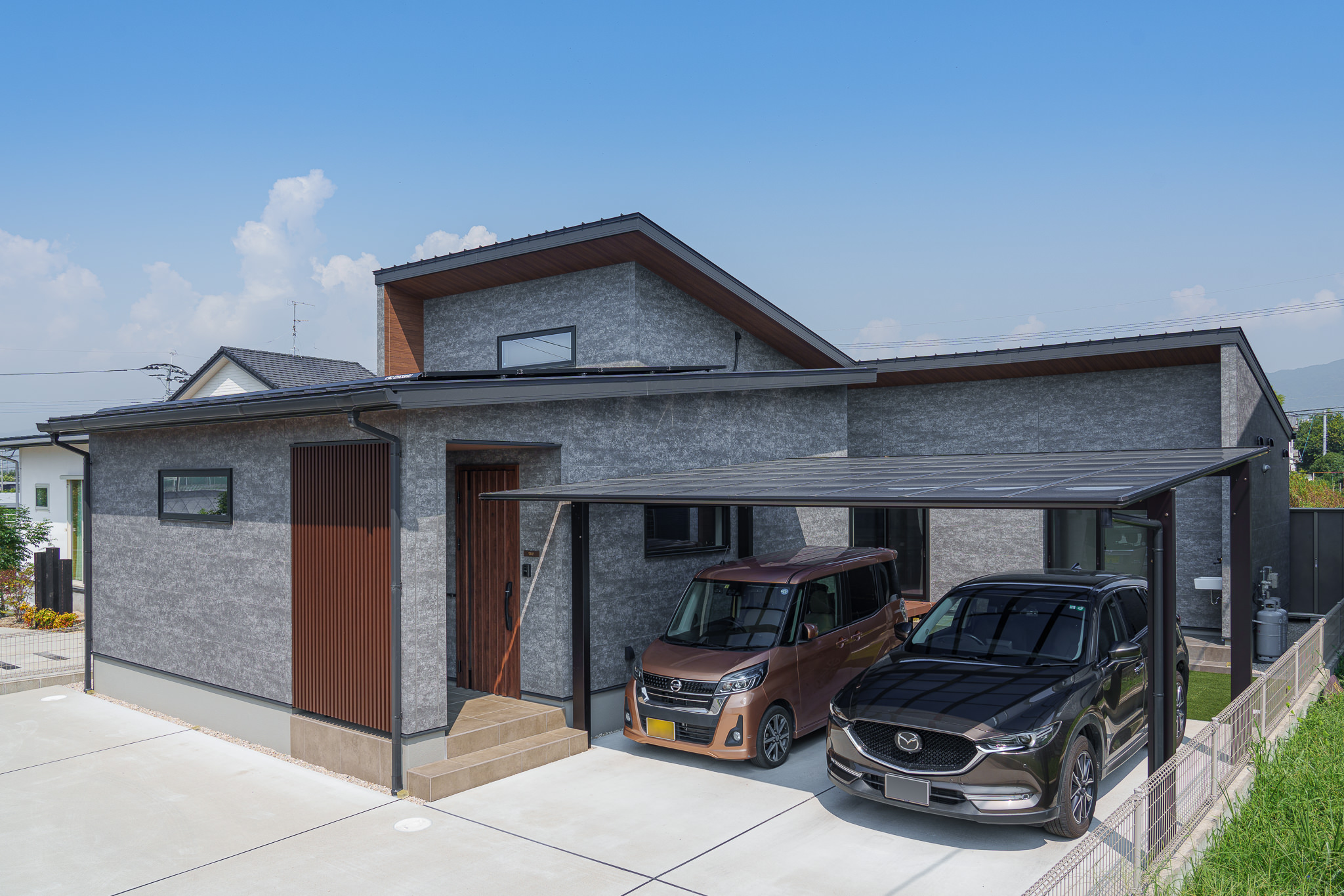 グレーと木目の外観は重厚感と高級感のあるデザインに