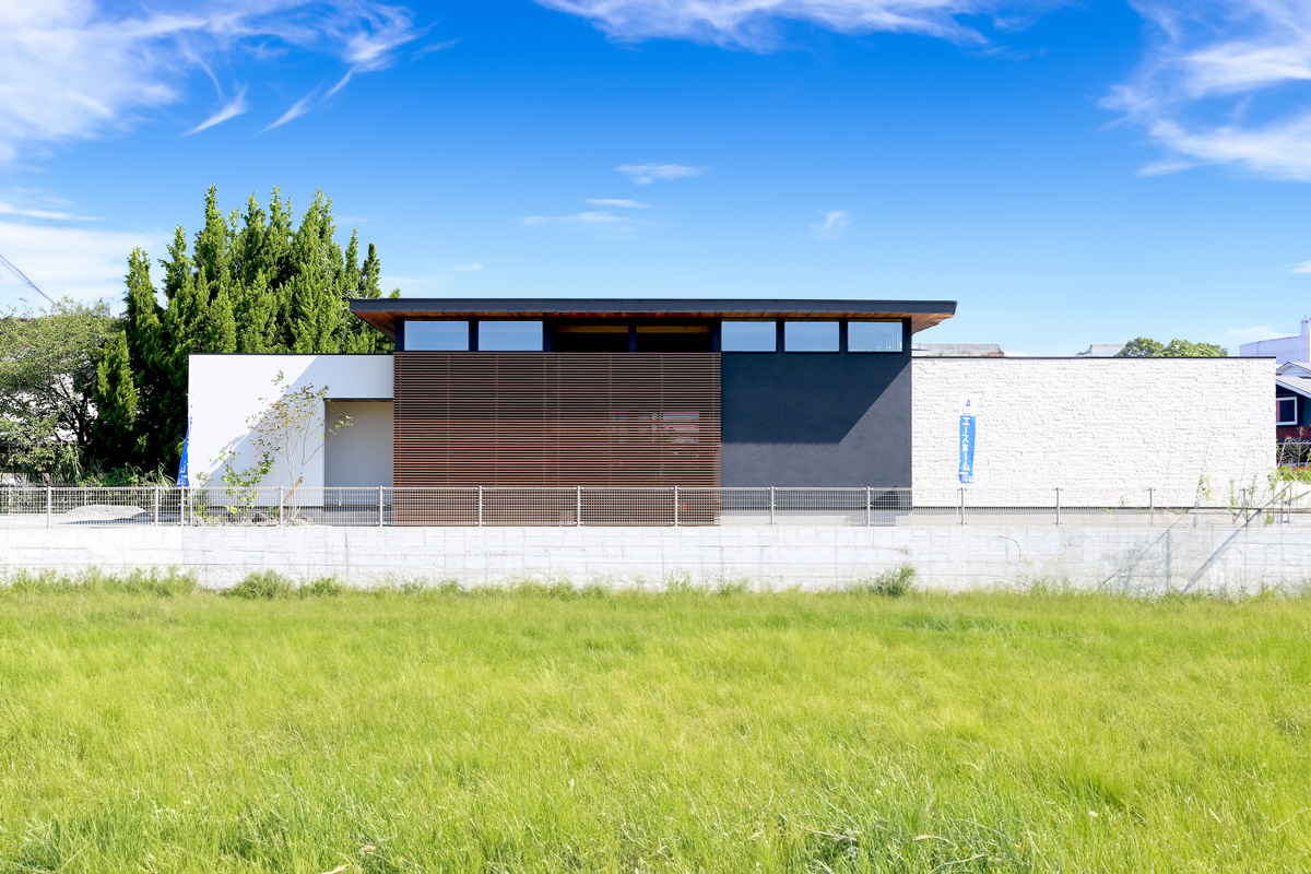 ２箇所の中庭のある3LDKの平屋。中庭をルーバーと壁で囲うことで大開口でもプライバシーが守られる設計に。