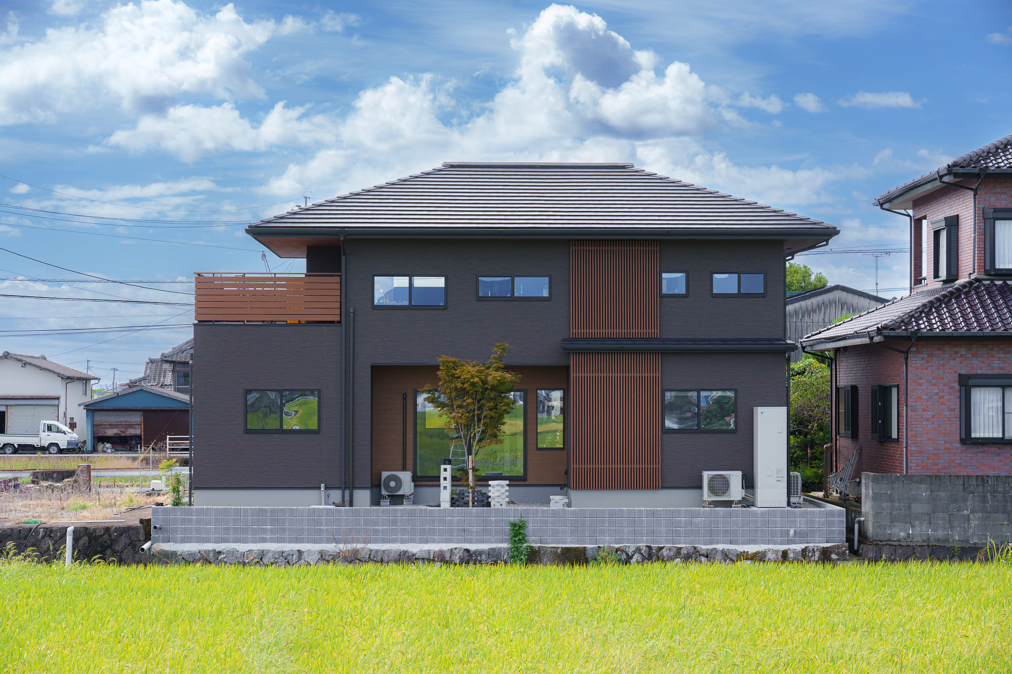 寄棟が特徴的な2階リビングの二世帯住宅