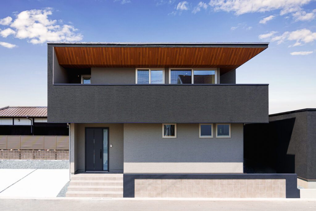 福岡県八女市の二階リビングモデルハウス。軒の木目が印象的なスタリッシュで都会的な外観。