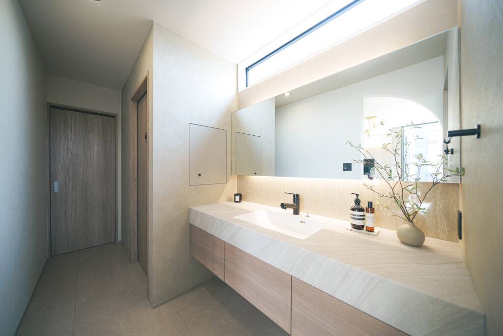 トイレ隣接の造作洗面台