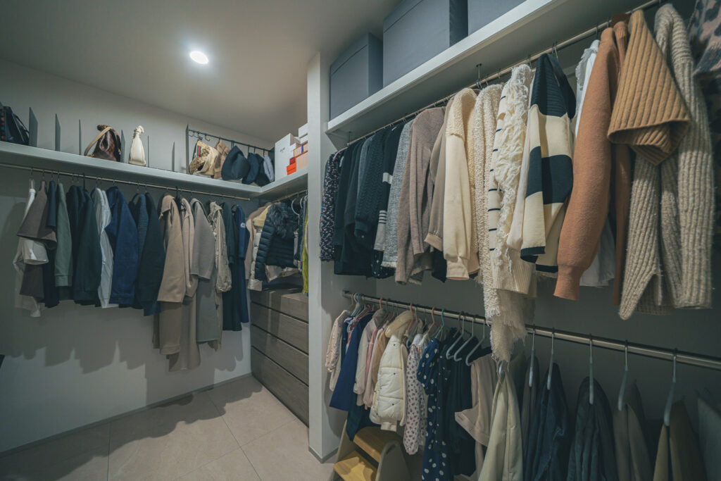 ウォークスルーできるファミリークローゼット