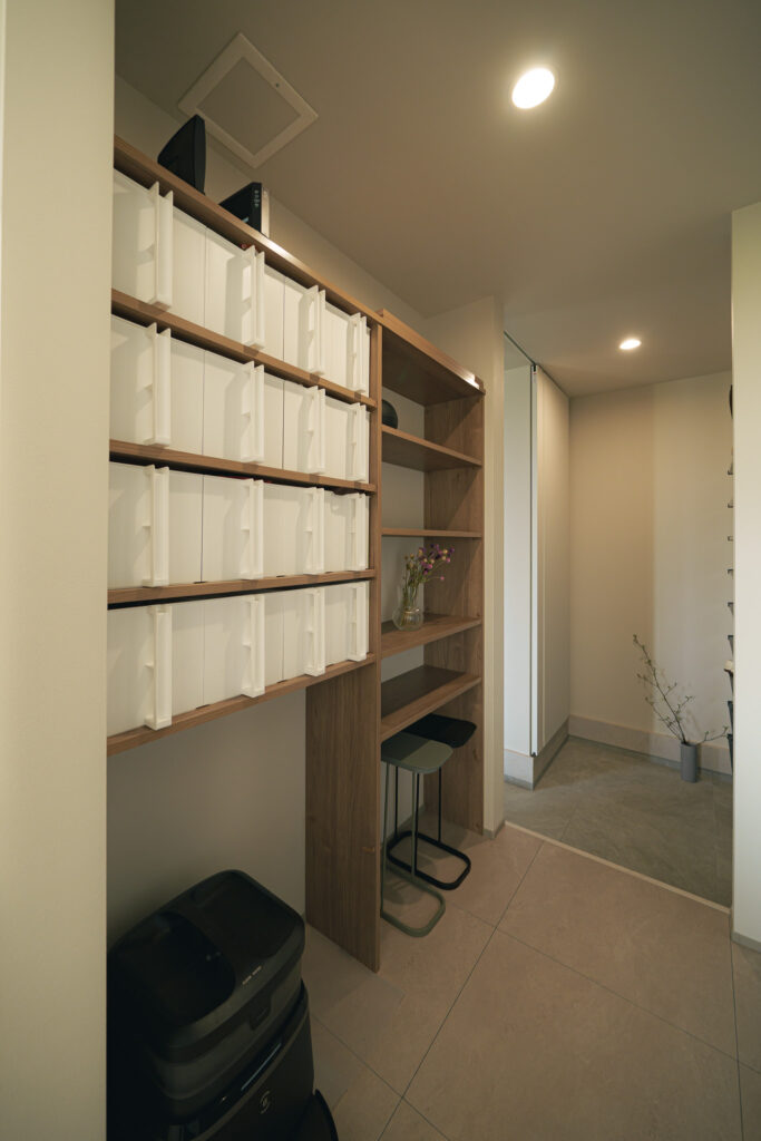 シューズクローク直結のウォークスルーパントリー